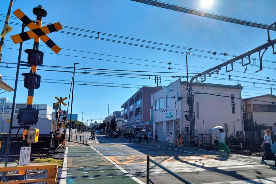 韓国ではほとんど見られない踏切（京王電鉄飛田給駅）【写真：鄭孝俊】