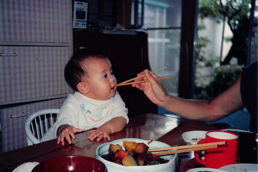大人の箸で食事を与えることも（写真はイメージ）【写真：写真AC】