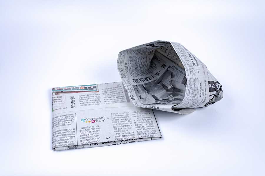 新聞紙で作るゴミ袋。折って作るのは案外難しい…（写真はイメージ）【写真：写真AC】