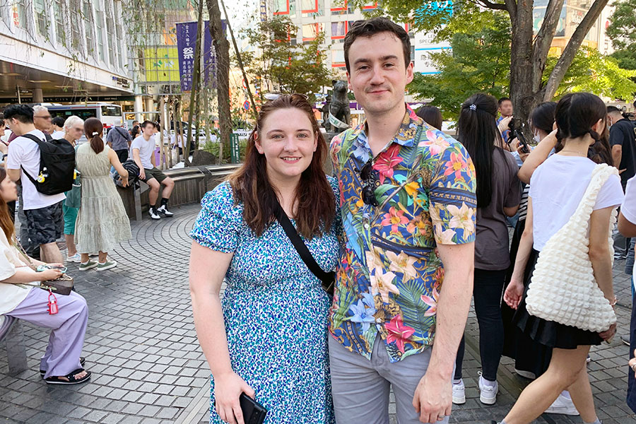 「日本には初めて来た」という、スコットランド人のサラ・キドさんと夫のアダムさん【写真：Hint-Pot編集部】