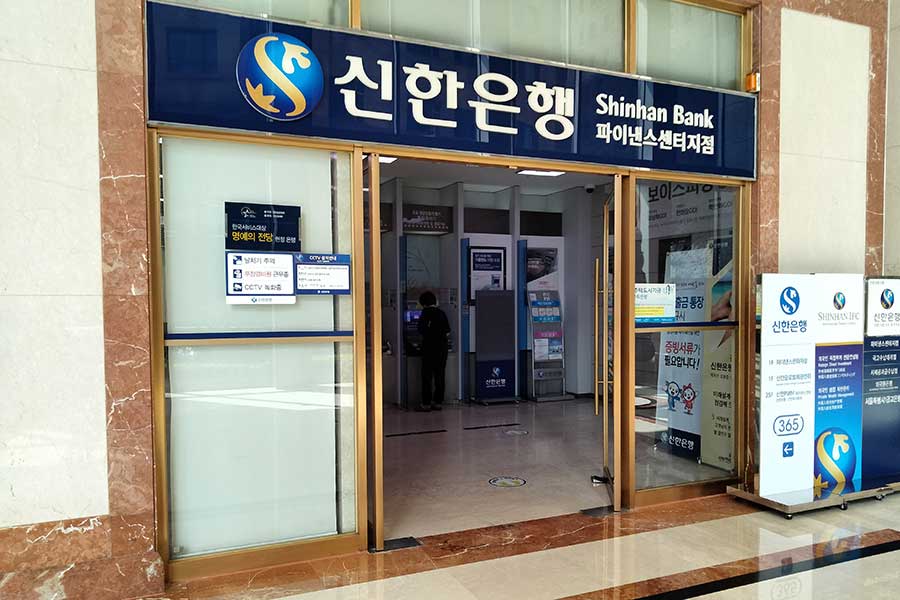 統廃合が進む韓国の銀行。窓口に出向く客はどんどん減少している【写真：鄭孝俊】