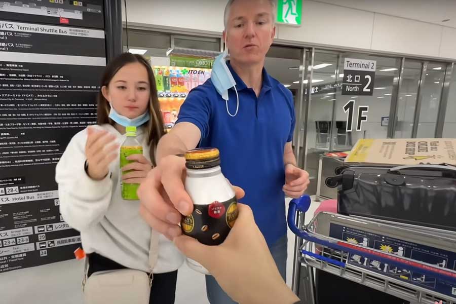 成田空港で、温かい飲み物がある自動販売機に興奮するダディーさんとキアラちゃん（画像はスクリーンショット）