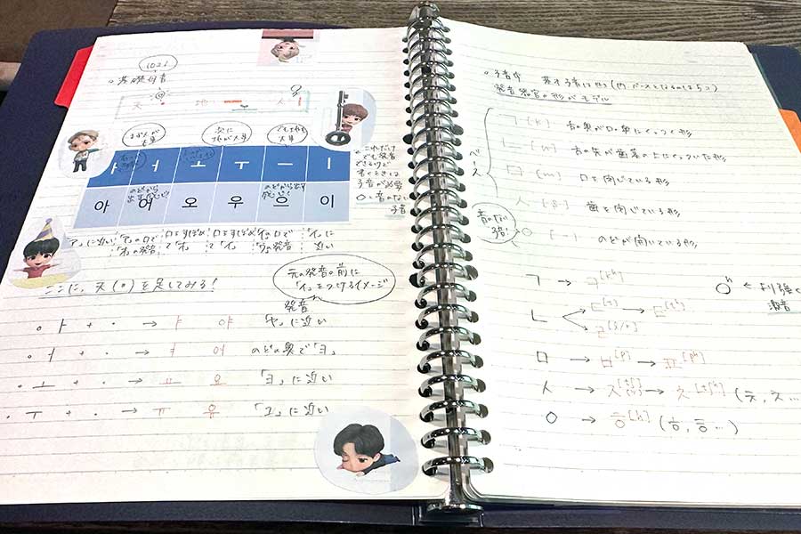 吉住咲良さんの韓国語勉強ノート。BTSのシールなどを使い、見返したときに楽しくなるよう意識している【写真：石川遼】