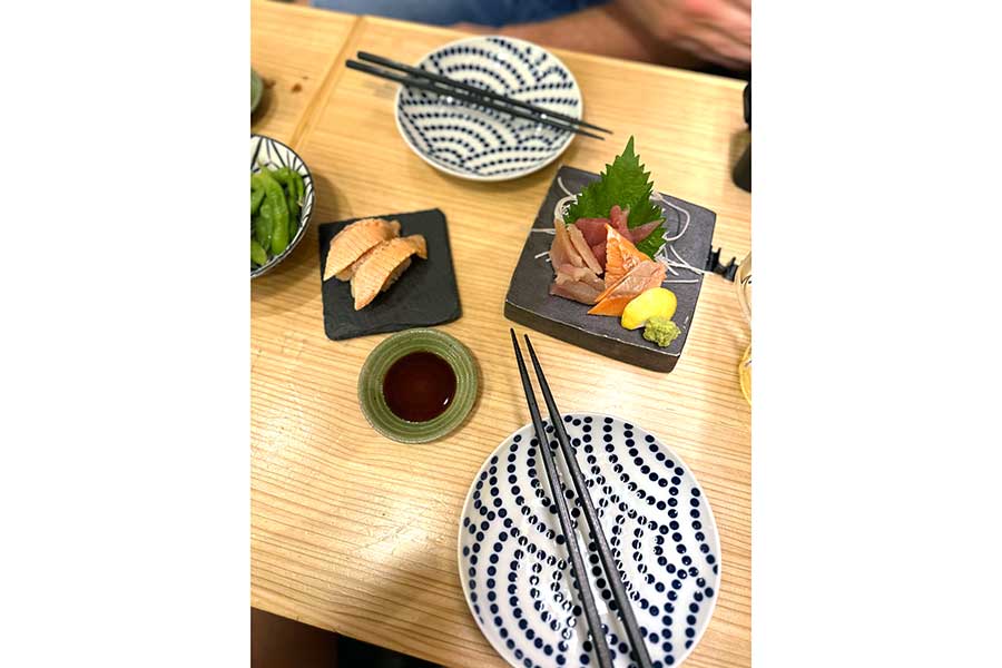 「素晴らしくおいしかった」とうれしそうに語った、日本で食べた寿司と刺身【写真提供：リン】