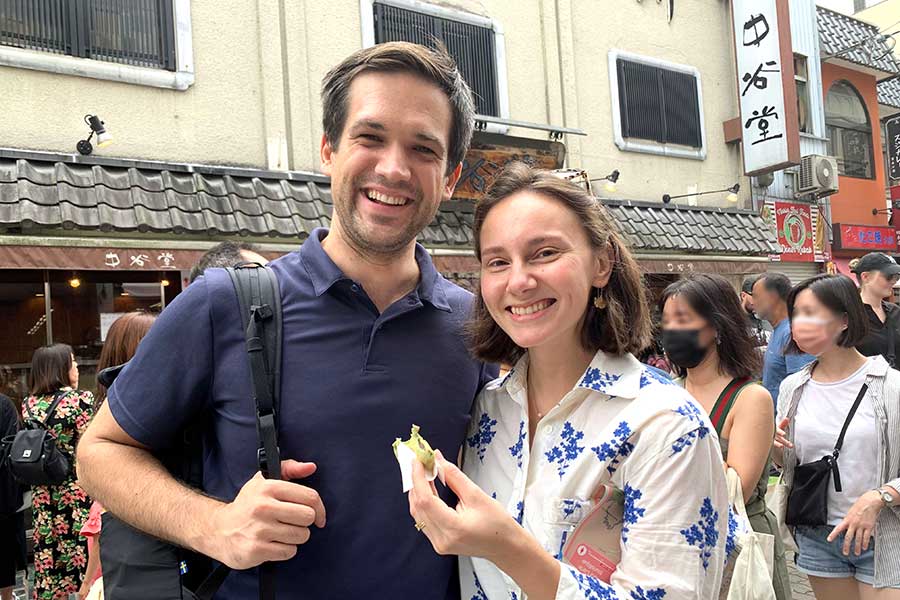 ハネムーンで日本滞在中のベルギー人（左から）ザビエルさんとクロアチア人の妻アナさん【写真：Hint-Pot編集部】