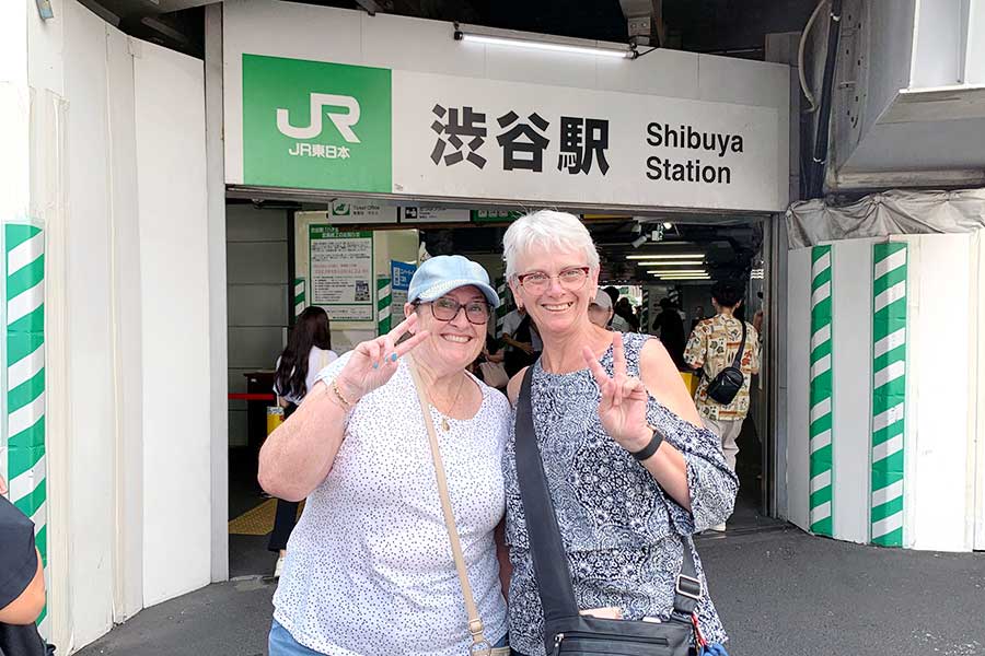 （左から）クルーズ船の寄港地として東京を訪れたロンダ・バリーさんとミッシェル・オブライエンさん【写真：Hint-Pot編集部】
