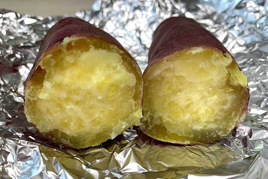 フライパンで加熱したサツマイモの断面【写真：Hint-Pot編集部】