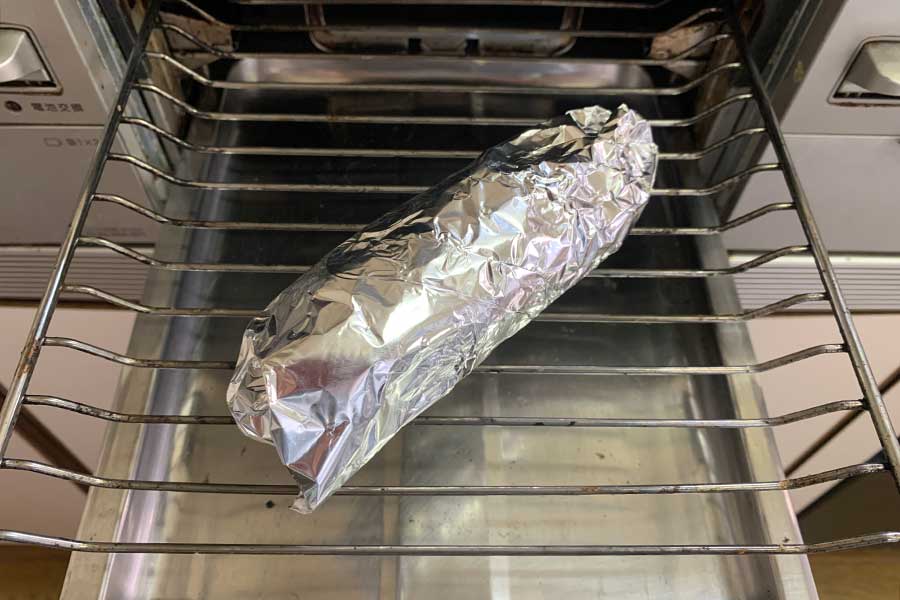 濡らしたサツマイモをアルミホイルに包み、魚焼きグリルで加熱する【写真：Hint-Pot編集部】