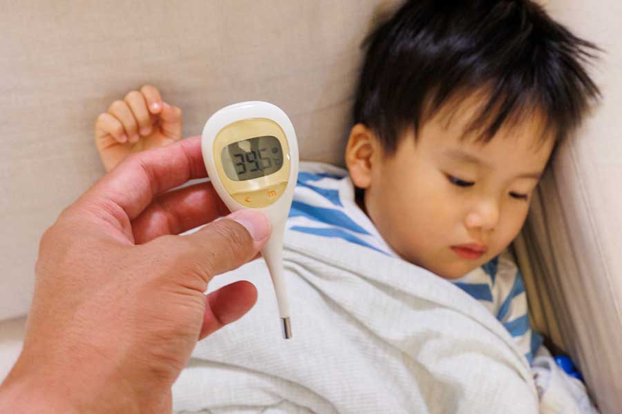 子どもがインフルエンザにかかってしまうと親の困り事は多い（写真はイメージ）【写真：写真AC】