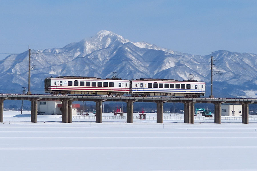 冬になると雪深い豪雪地帯を走るほくほく線の「ゆめぞら」【写真提供：北越急行株式会社】