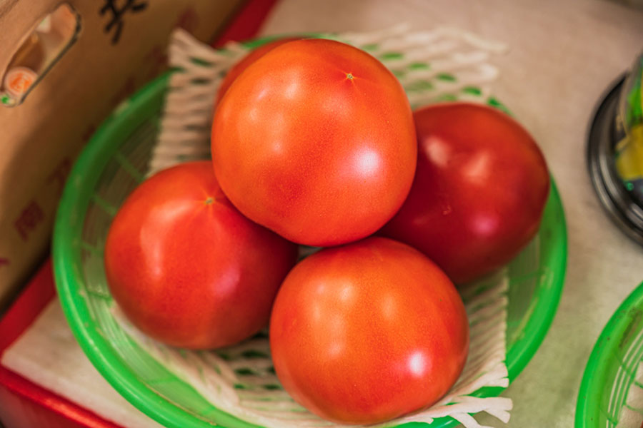 野菜売り場でトマトを買おうと思ったら…（写真はイメージ）【写真：写真AC】