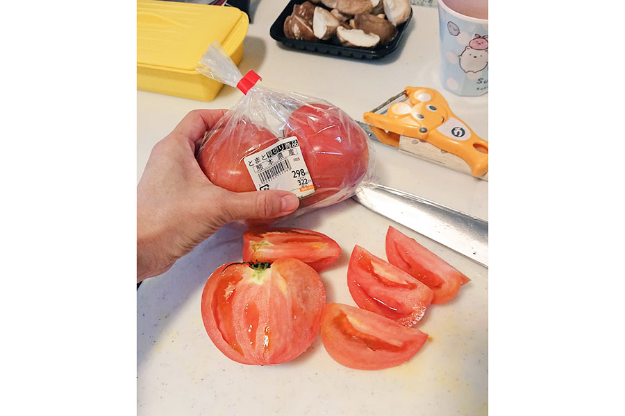 見切り品のトマトをサラダに【写真：X（@torish935）より】