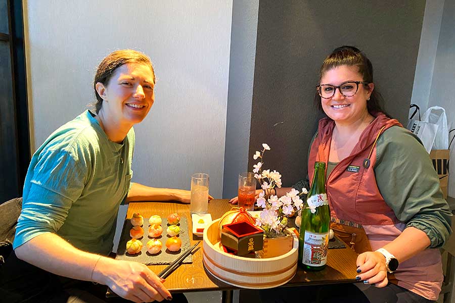 （左から）自分たちで作った日本食を前に笑顔のレクシーさんとリンジーさん【写真提供：レクシー】