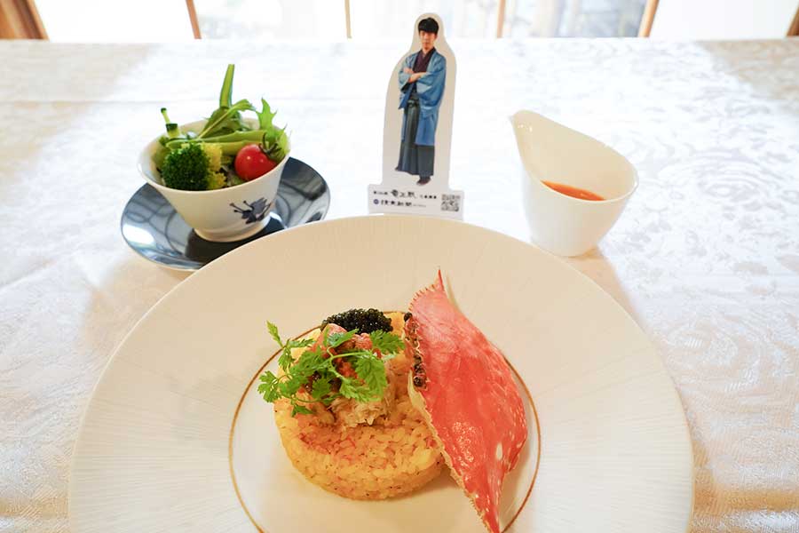 藤井聡太八冠の昼食。海の幸がたっぷり盛りつけられたバターライス【写真提供：日本将棋連盟】