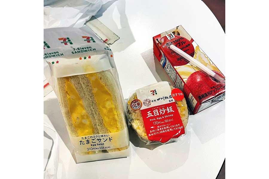 外国人に人気の日本の玉子サンドに加え、五目チャーハンのおにぎりにも玉子の黄色が【写真提供：リンジー】