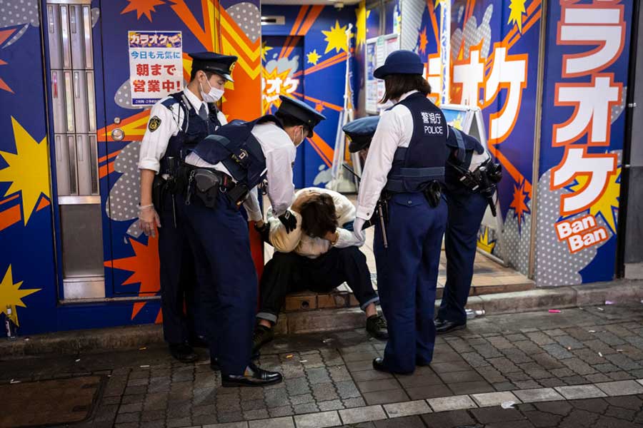 路上で泥酔者に移動を求める警察官。2021年10月31日の渋谷【写真：Getty Images】