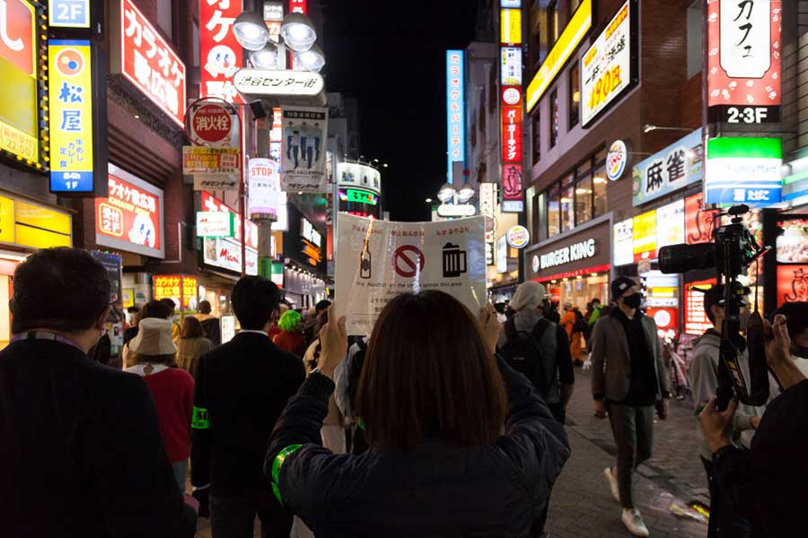 過去のハロウィンでは、路上飲酒自粛を求める様子も（写真はイメージ）【写真：Getty Images】