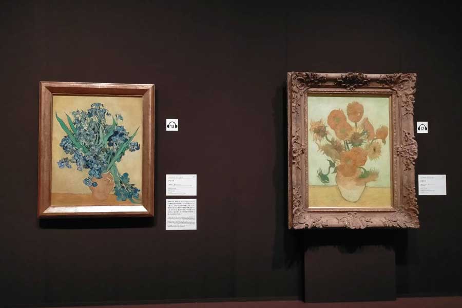 生誕170年を記念してSOMPO美術館で開催中の「ゴッホと静物画―伝統から革新へ」。（左から）ゴッホの名画「アイリス」と「ひまわり」【写真：Hint-Pot編集部】