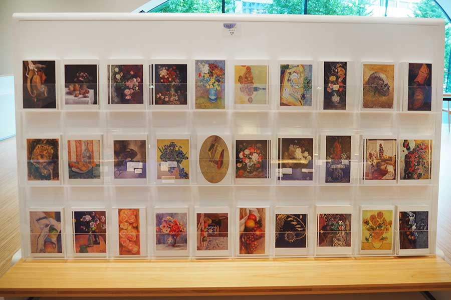 全30種が並べられたポストカード。展覧会限定のゴッホの名画もポストカードに【写真：Hint-Pot編集部】