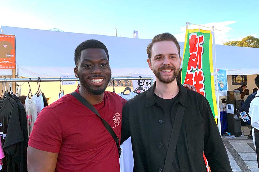 （左から）東京ラーメンフェスタを楽しんでいた米国人のクワナベさんとグレッグさん【写真：Hint-Pot編集部】