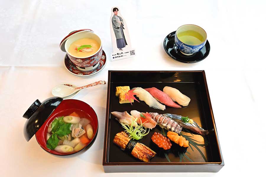 豪華な海の幸がずらり。伊藤匠七段が昼食に選んだ「握り寿司」【写真提供：日本将棋連盟】