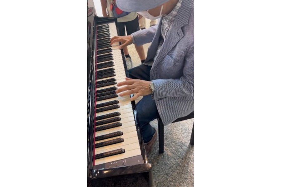 ストリートピアノを演奏した85歳の父（画像はスクリーンショット）