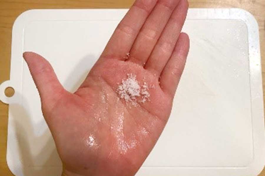 塩をひと摘み手に取ってこすり洗いする【写真：Hint-Pot編集部】