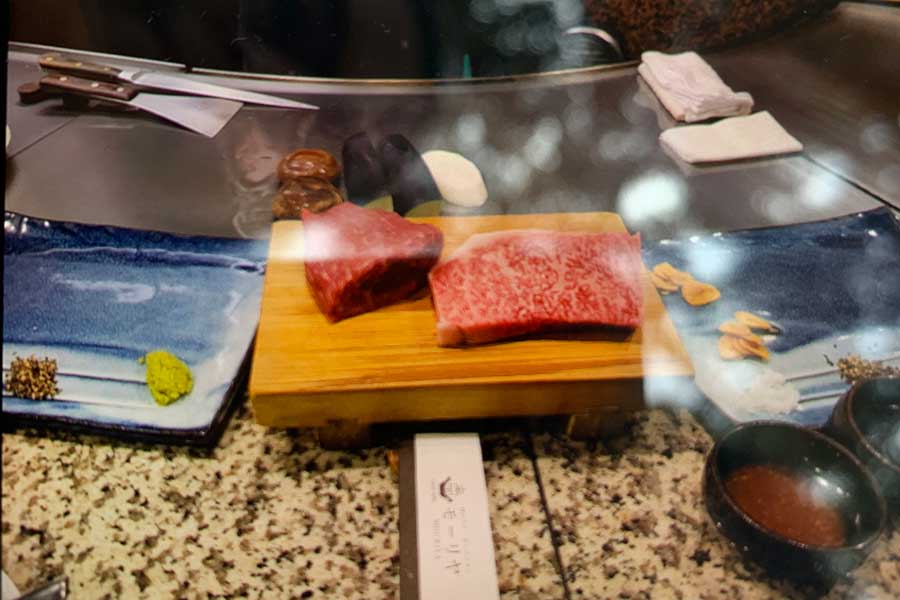 携帯画面で見せてくれた、実際に食べたという神戸牛。画面を撮影した写真でもサシの入り具合がわかる【写真：Hint-Pot編集部】