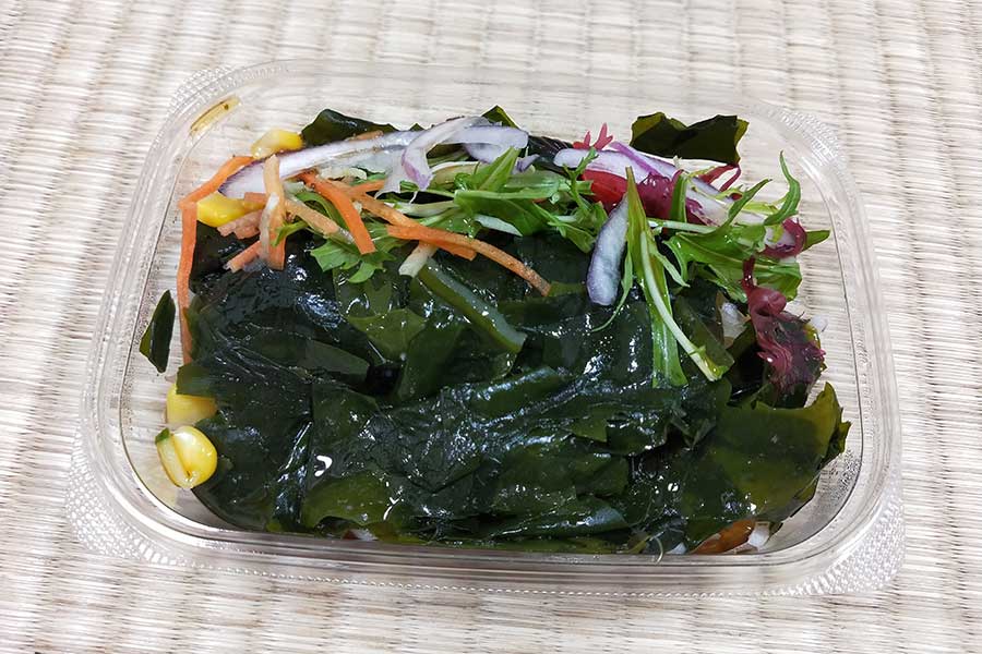 コンビニエンスストアでカップ麺を買うなら、一緒に手にしたい海藻サラダ（写真はイメージ）【写真：Getty Images】
