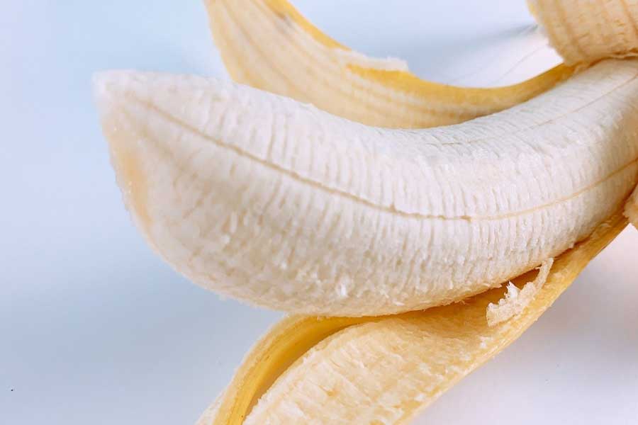 バナナを食べるとき気になる筋（写真はイメージ）【写真：写真AC】