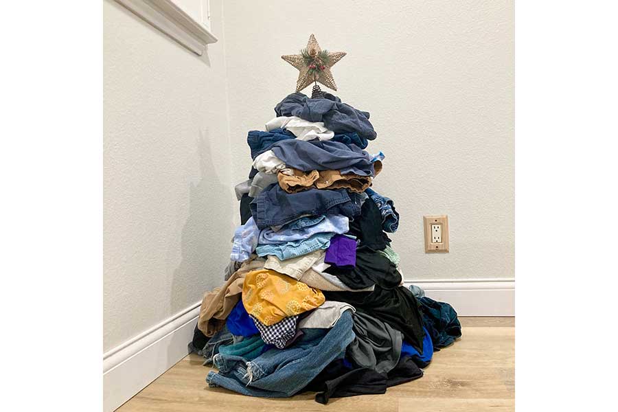 洗濯物を積み重ねてクリスマスツリーに【写真提供：ビリちゃんママ（@BilliFamTV）さん】