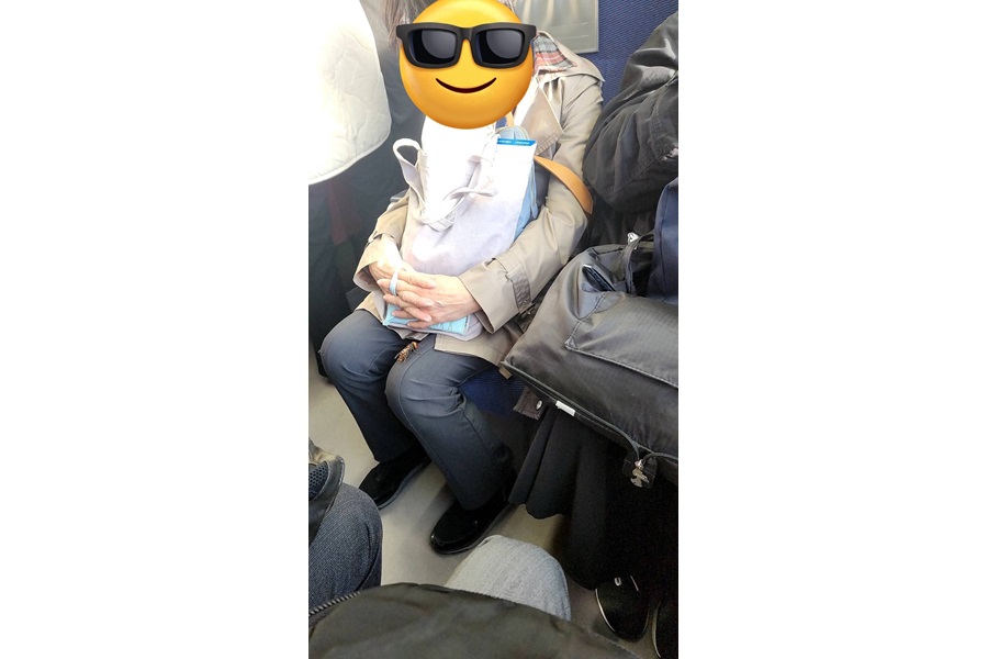 電車の座席でうとうとと居眠りをする女性。その膝にはスズメバチが…【写真提供：JK（ジャンカー）（@i9_15900ks）さん】