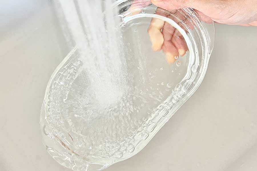 水でさっと濡らしたグラタン皿【写真：Hint-Pot編集部】