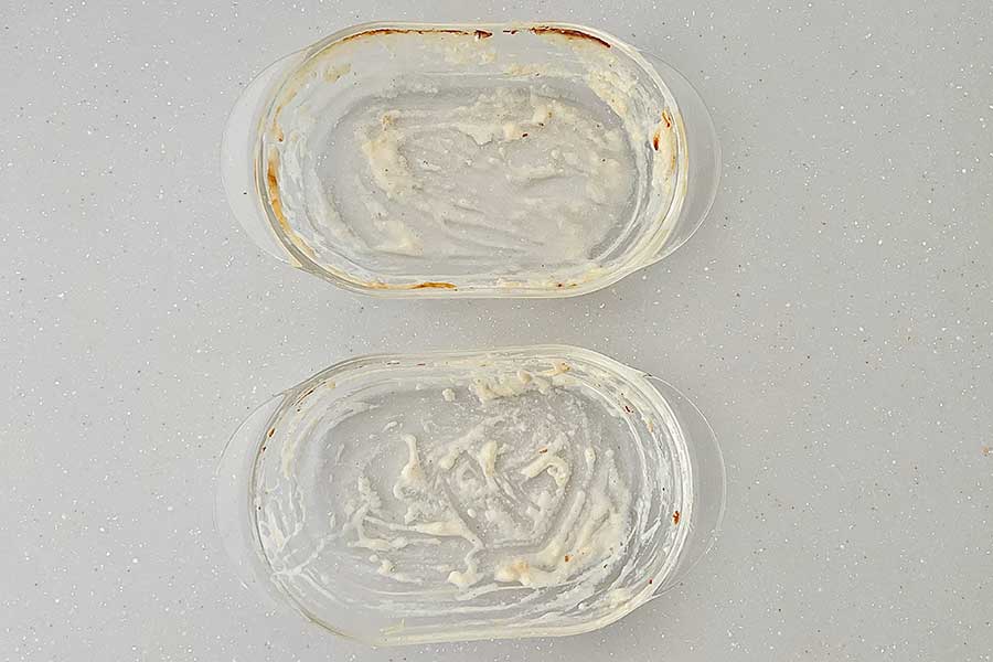 上が裏ワザなしのグラタン皿。水に濡らした皿を使った下はチーズのこびりつきが少ない【写真：Hint-Pot編集部】