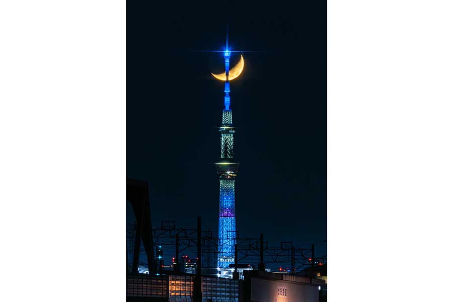 東京スカイツリーが月と重なる絶景が話題【写真提供：ポムの蒼。（@pomu_iyashi）さん】
