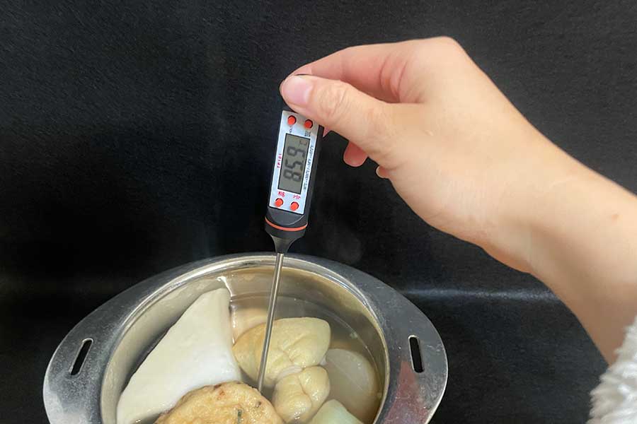 検証のベースとなる熱々おでんの鍋の温度を計測【写真：Hint-Pot編集部】