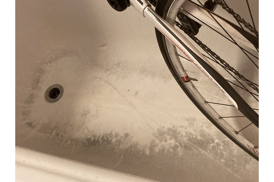 浴槽で自転車を洗浄した【写真：ぷろ豚（@hinkyakuchef）さん】
