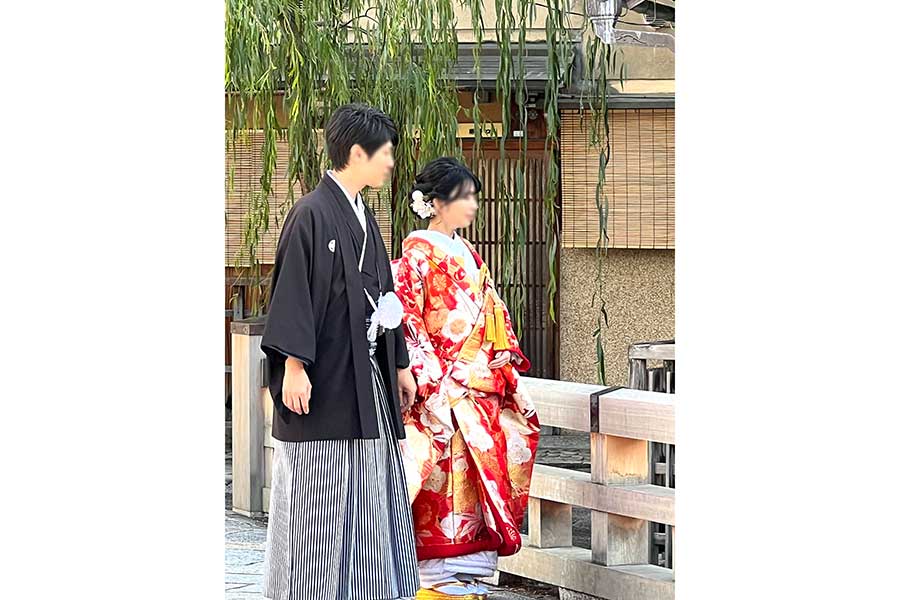京都で思いがけず遭遇した、和装の婚礼衣装を着たカップル【写真提供：ロジャー】