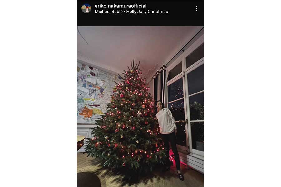 自宅のクリスマスツリーを公開した中村江里子さん（画像はスクリーンショット）