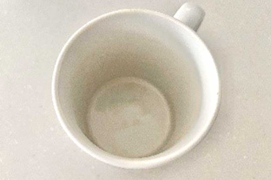 コーヒーの着色汚れがついたマグカップ【写真：Hint-Pot編集部】