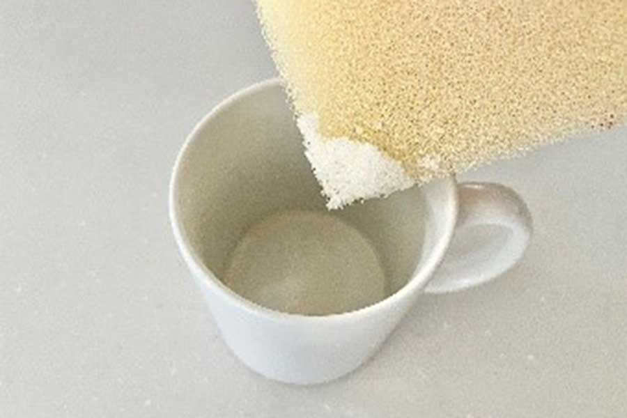塩をマグカップにつけてこすり洗い【写真：Hint-Pot編集部】