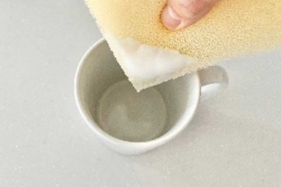 重曹ペーストをマグカップにつけて洗う【写真：Hint-Pot編集部】