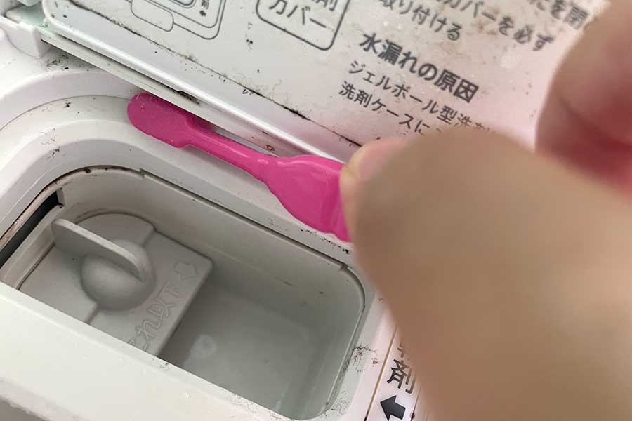柄が曲がった歯ブラシで洗濯機を掃除【写真：Hint-Pot編集部】