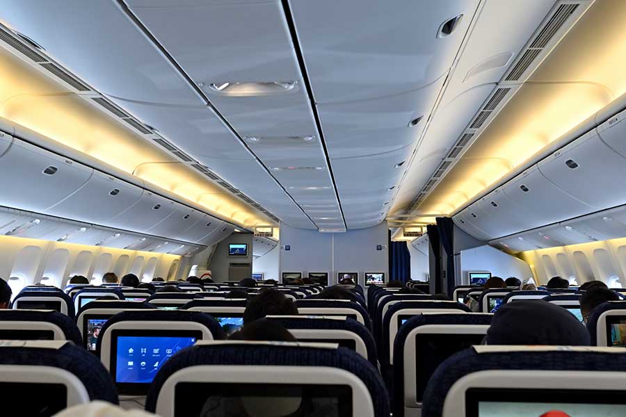 飛行機内では座席をめぐるトラブルが頻繁に起きている（写真はイメージ）【写真：写真AC】