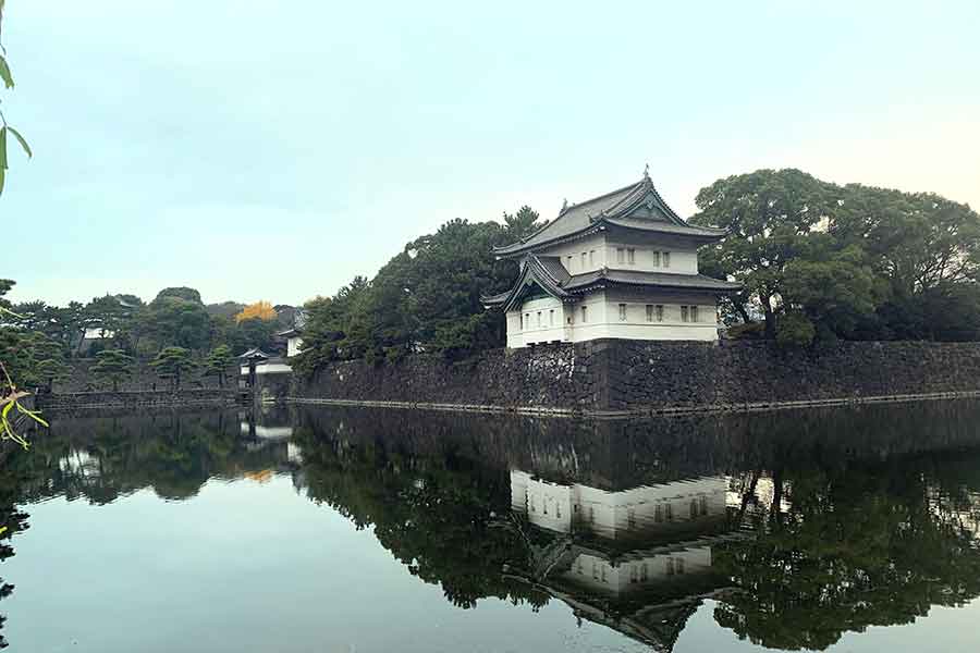 豊かな自然と歴史的建造物が点在する皇居。関東大震災後に復元され、往時の姿をとどめる桜田巽櫓【写真：Hint-Pot編集部】