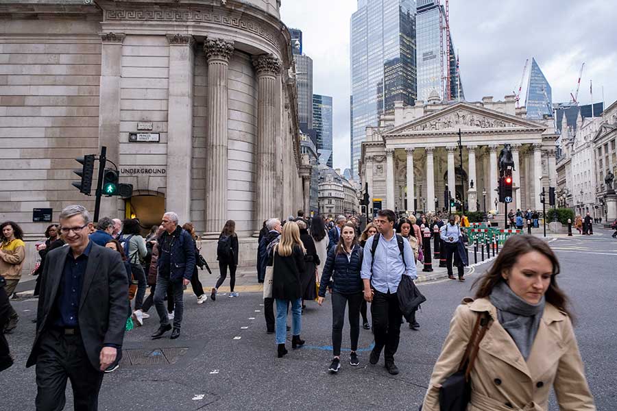 ラッシュアワーでにぎわう、英ロンドンのイングランド銀行前【写真：Getty Images】