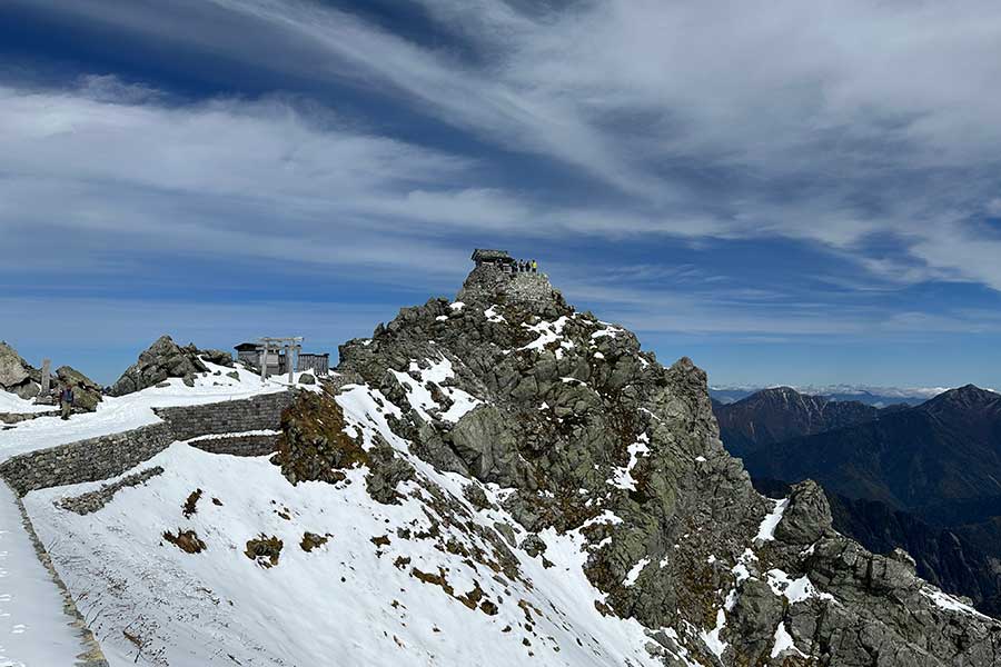 11月末の立山。閉山前から雪が山肌の一部を覆う【写真提供：コナー】