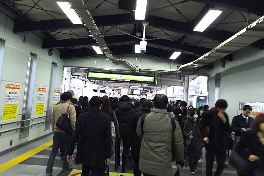 混雑する駅や電車の中で、マナーを守り静かに行動する日本人【写真：Hint-Pot編集部】