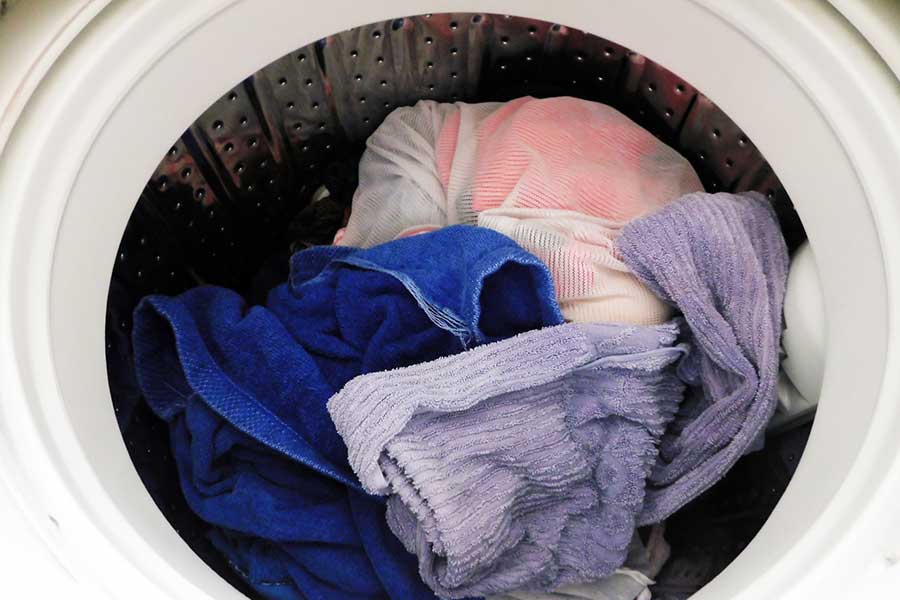 洗濯中、うっかり色移りしてしまったらどうすればいい？（写真はイメージ）【写真：写真AC】