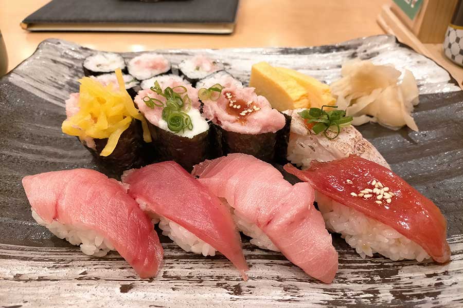 さまざまな部位や食べ方が楽しめるマグロの寿司【写真：Hint-Pot編集部】